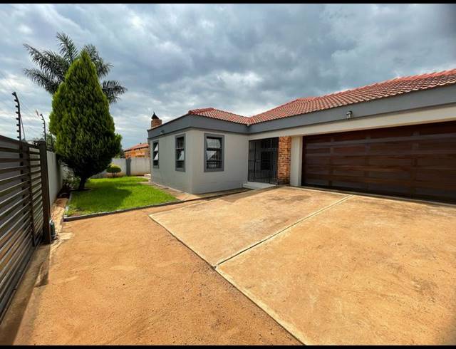 3 BEDROOM HOUSE FOR SALE IN CHROOM PARK